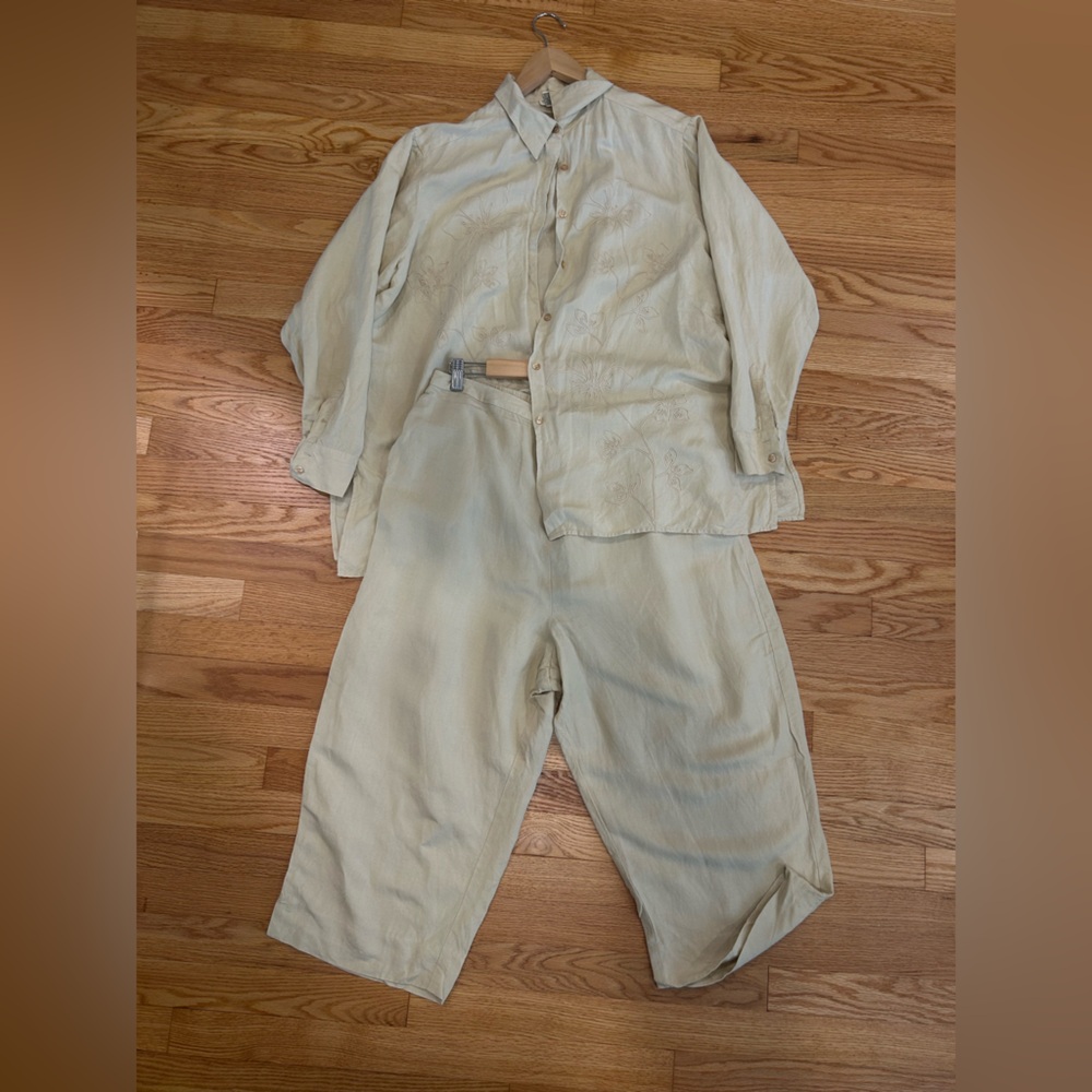 Cynthia Taylor Cream Women's Collared Button Up and Capri Pants Set